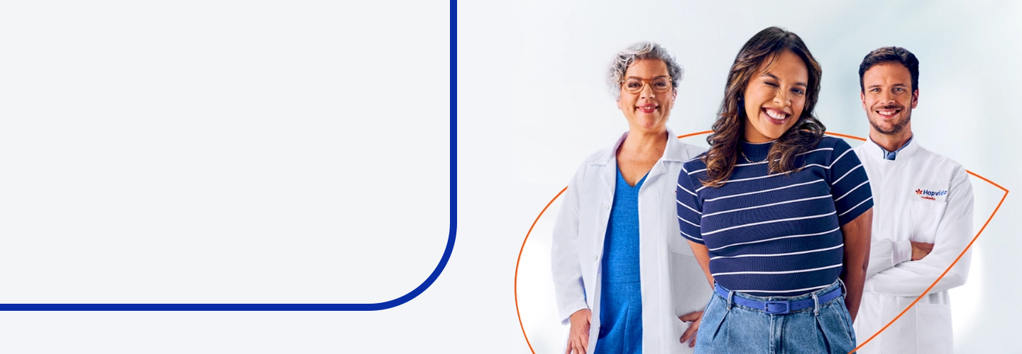 Três pessoas sorrindo, aparentemente um médico, uma enfermeira e uma paciente.